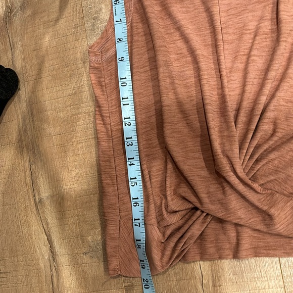 Slight crop twist front workout athletic crop top - Picture 3 of 3